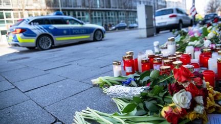 A Munich en Allemagne, les habitants ont déposé des fleurs, le 15 février 2025, en hommage aux victimes de l'attaque à la voiture bélier, le 13 février, qui a fait deux morts et une trentaine de blessés. (PIA BAYER / DPA / SIPA)